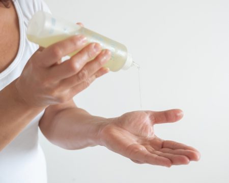 L'olio da massaggio versato sulle mani