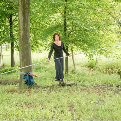 Silvia in equilibrio sul cavo